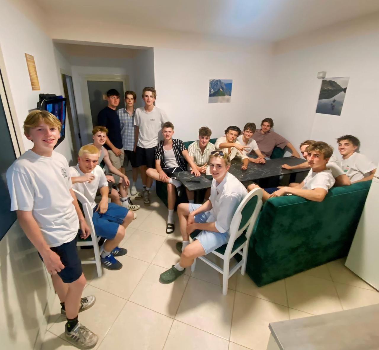 Golden Sleep Hostel Шкодер Екстер'єр фото