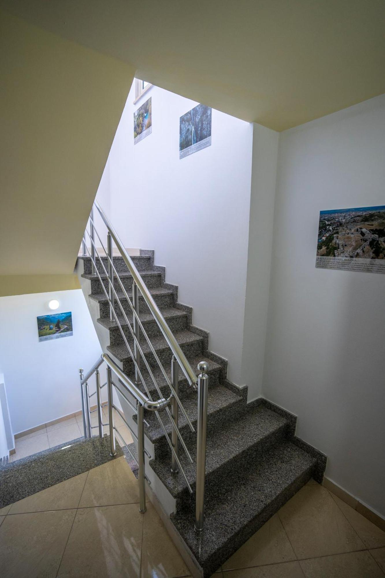 Golden Sleep Hostel Шкодер Екстер'єр фото